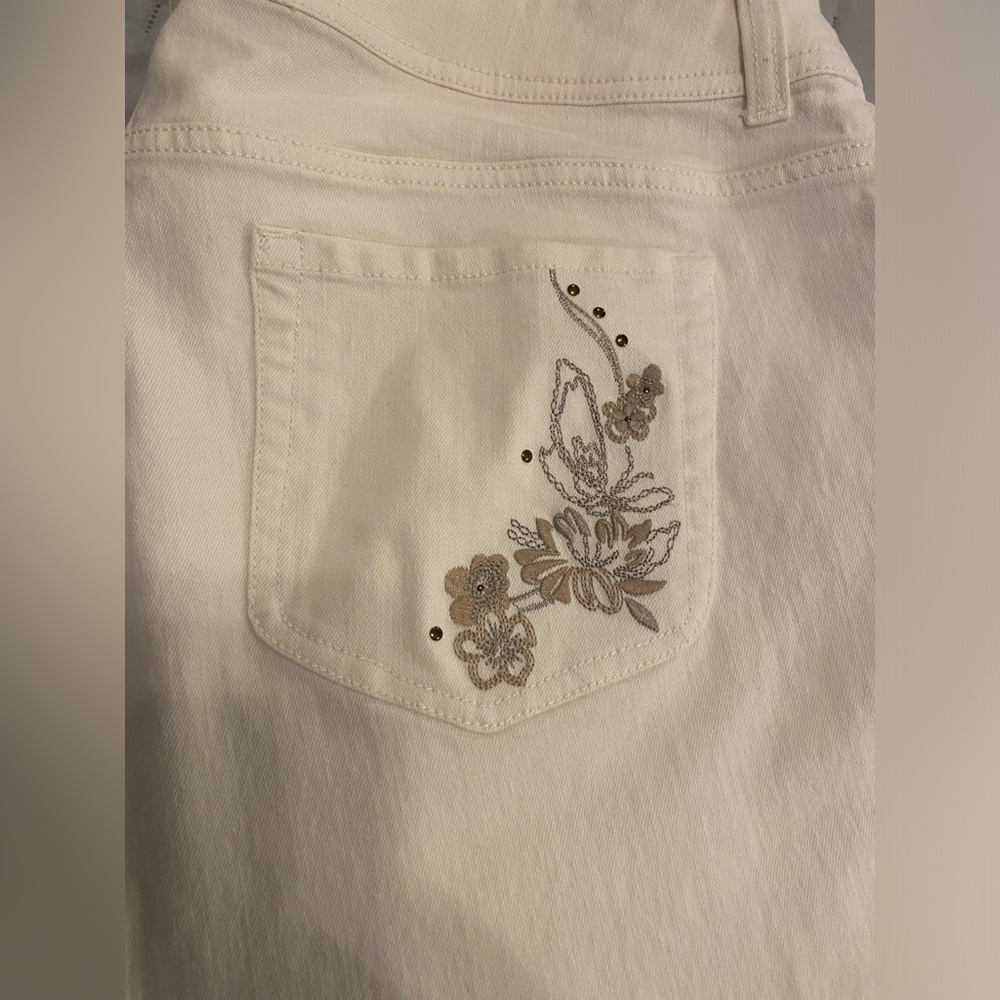 Chico’s Women's White Embroidered Capri Jeans - Picture 2 of 8